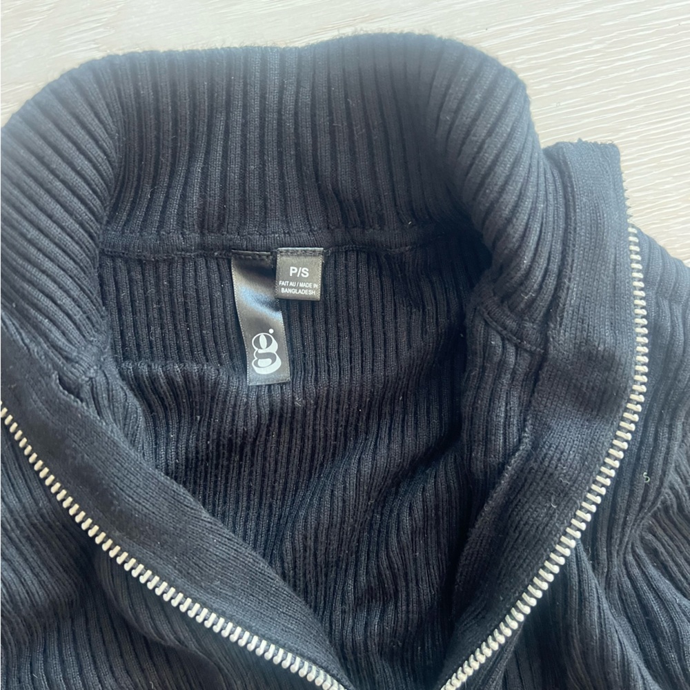 Black Ribbed Zip-Up Crop Top - Picture 2 of 2